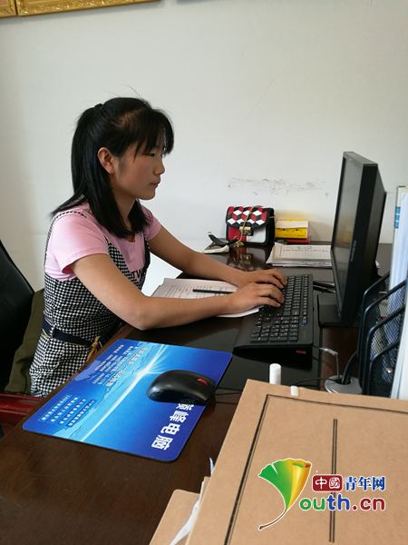 正在工作中的服务西藏西部计划志愿者梁湘楠。河南牧业经济学院团委 供稿